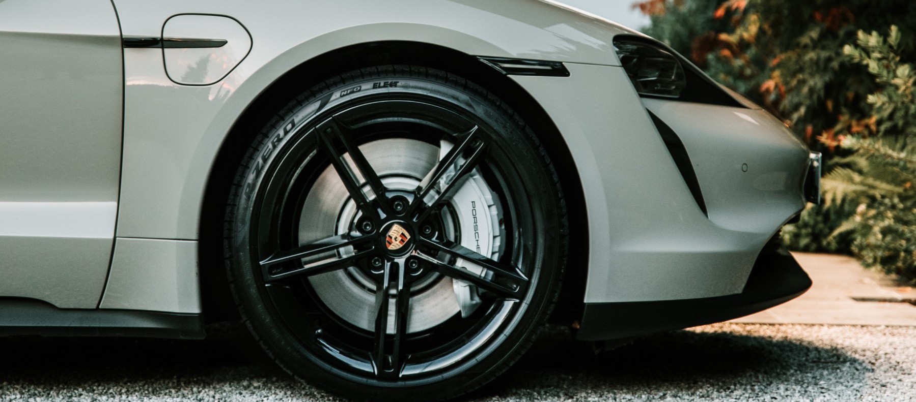 Pirelli na torze i drodze